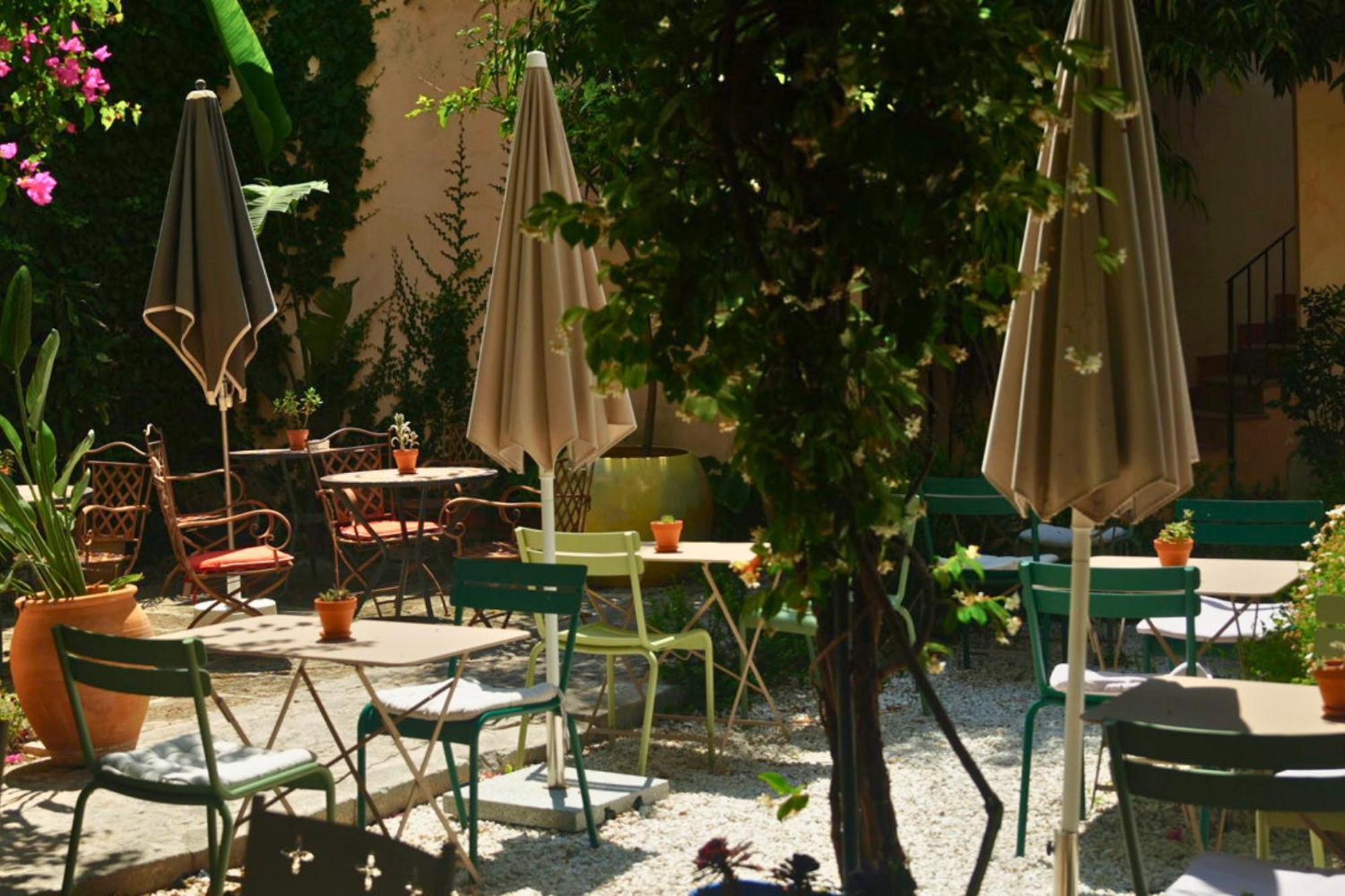 Abril Hotel
