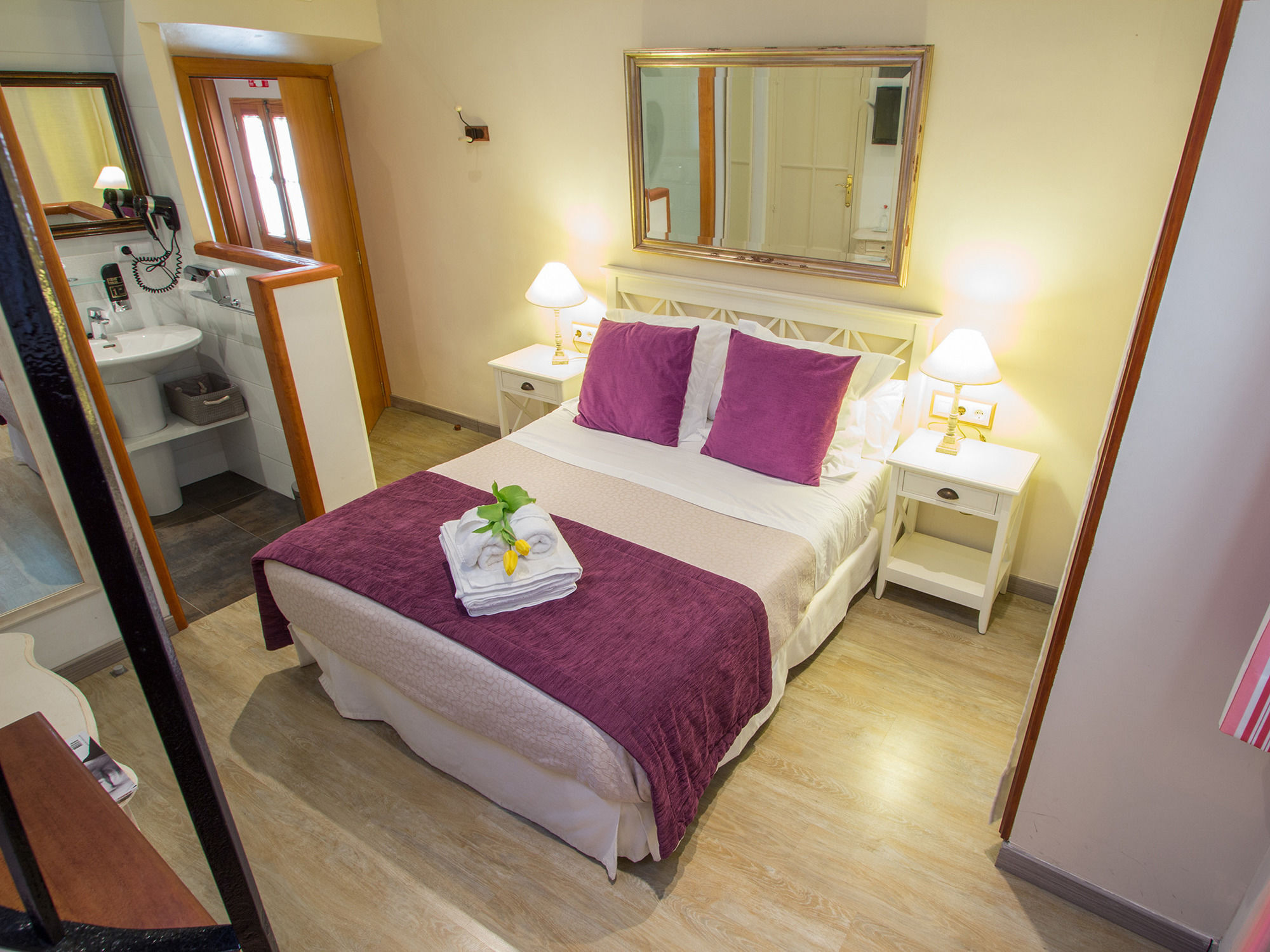 Abril Hotel